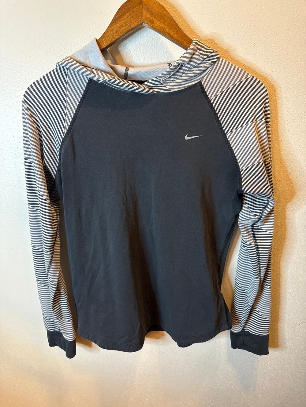 Nike Women’s Black Gray Striped Dri-FIT Hooded Running Top Medium